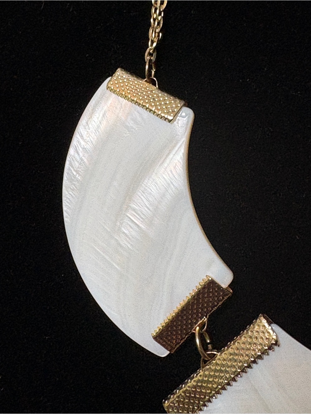 Mother-of-Pearl White Sea Shell Necklace - Picture 3 of 10